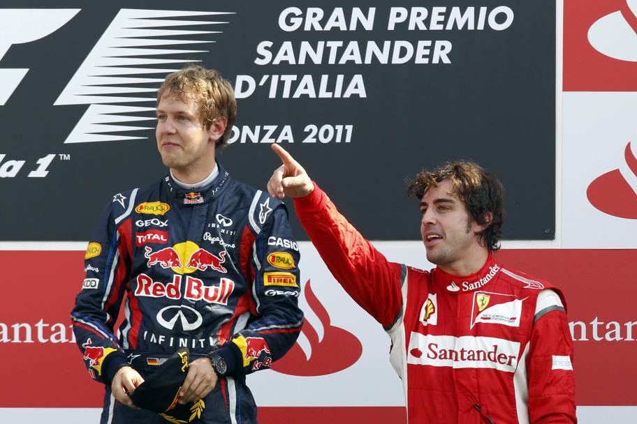 Monza 2011: con una gara gagliarda Alonso conquista un 3° posto davanti ai suoi tifosi.Qui è con il vincitore Vettel, vicino al suo secondo titolo, e suo successore nel 2015 in Ferrari. Reuters